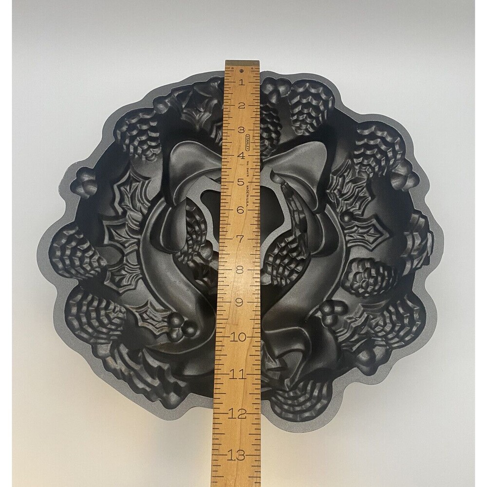 Nordic Ware Holiday Christmas Wreath Bundt Cake Mold Pan - Picture 2 of 7
